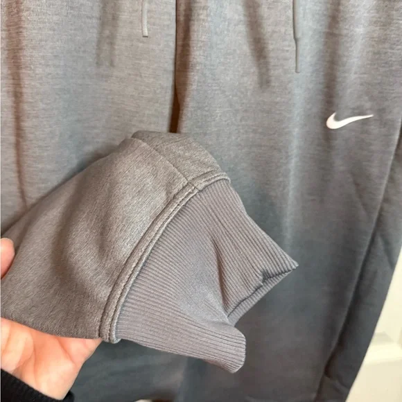 Nike Therma-Fit Fleece Lined Gray Joggers Woman’s Size Small - Picture 3 of 8